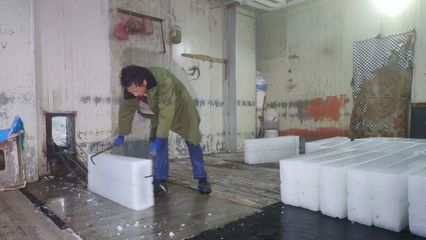 冰火两重天 上海这家工厂里的工人,要穿厚棉衣